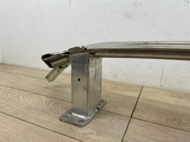 Усилитель бампера передний верхний для Audi Q7 4M 2015+ на фотографиях