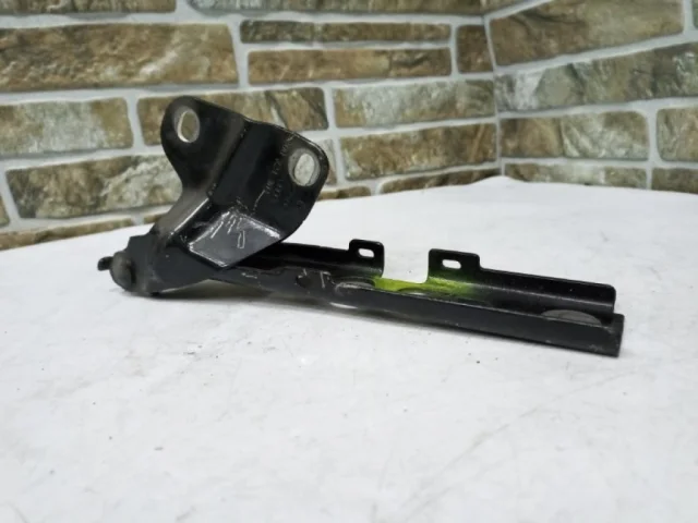 Петля капота левая для Audi Q3 8U 2011-2019 на фотографиях