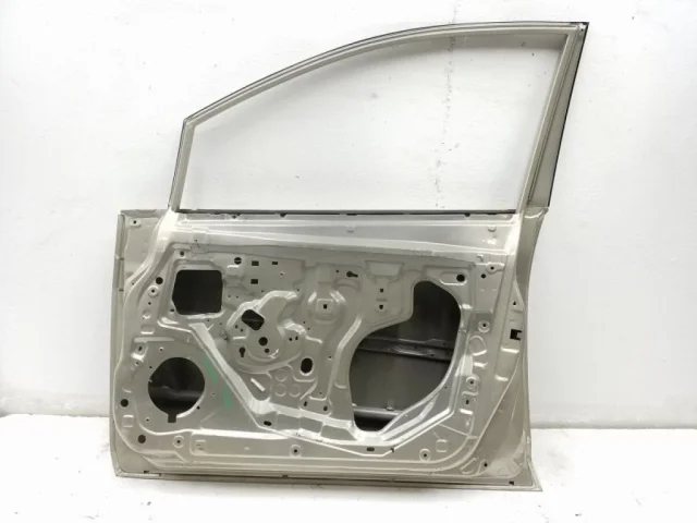 Двери для Nissan Tiida SC11 Седан 2007-2014 на фотографиях