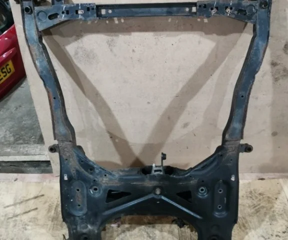 Подрамник двигателя для Opel Mokka 2012-2016 на фотографиях