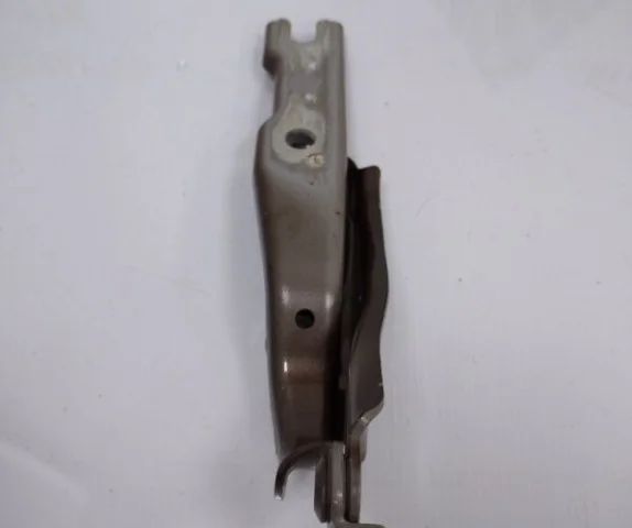 Петля капота левая для Skoda Rapid II 2020+ на фотографиях