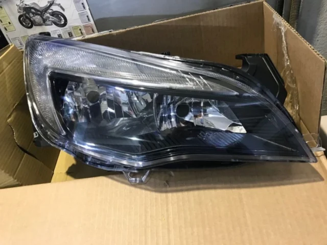 Фара правая для Opel Astra H Седан 2004-2014 на фотографиях