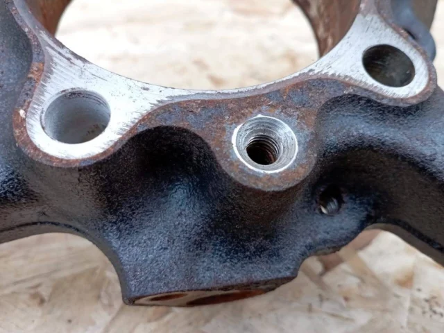 Кулак поворотный правый для Mitsubishi Pajero V90 5dr 2006-2011 на фотографиях