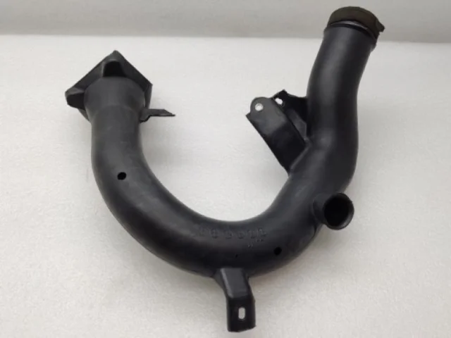 Впускной патрубок воздушного фильтра для Toyota RAV4 XA40 rest 2015-2019 на фотографиях