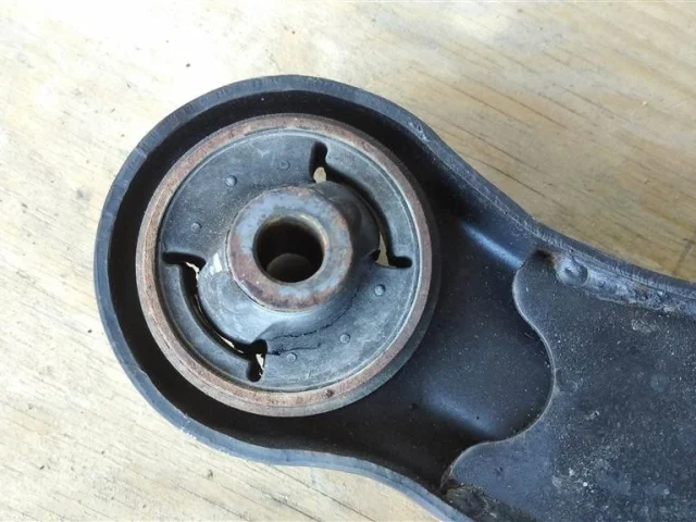 Качающийся рычаг правый для Suzuki Grand Vitara 2005-2014 на фотографиях