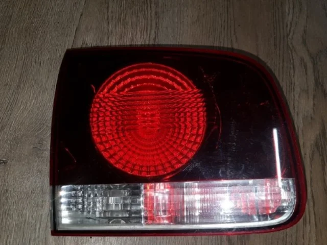 Фонарь внутренний левый для Volkswagen Touareg I (7L) 2002-2010 на фотографиях