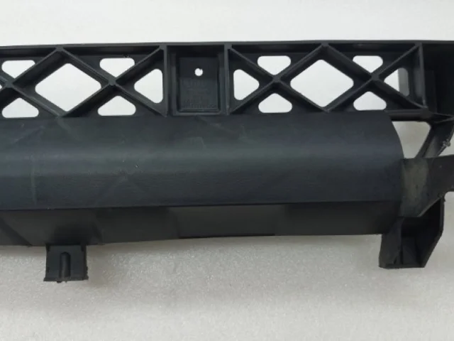 Кронштейн заднего бампера левый для Audi Q7 4L 2005-2015 на фотографиях