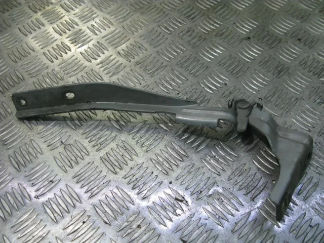 Петля капота правая для Nissan Note E11 2005-2012 на фотографиях