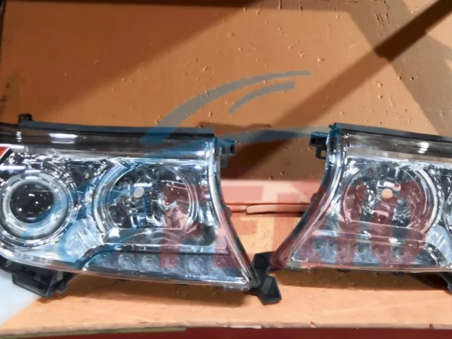 Фара левая для Toyota Land Cruiser 200 2007-2015 на фотографиях