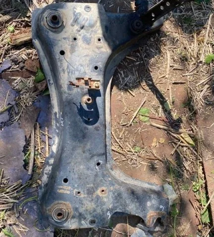 Подрамник двигателя для Nissan Tiida C11 Хэтчбек 2007-2014 на фотографиях