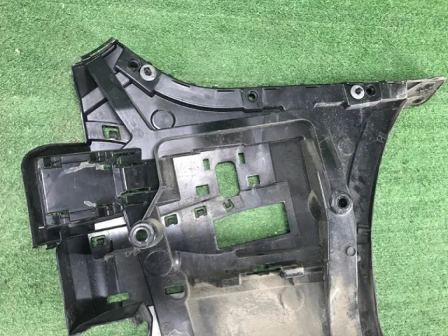 Кронштейн заднего бампера левый для BMW 7er G11/G12 2015-2021 на фотографиях