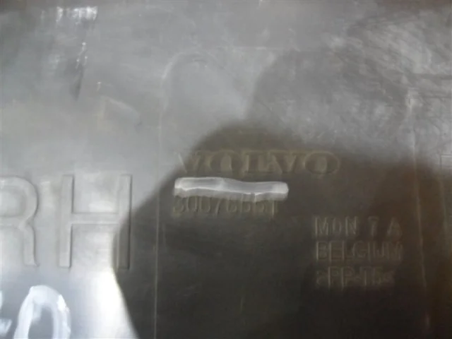 Подкрылок передний правый для Volvo XC70 BZ 2007-2016 на фотографиях