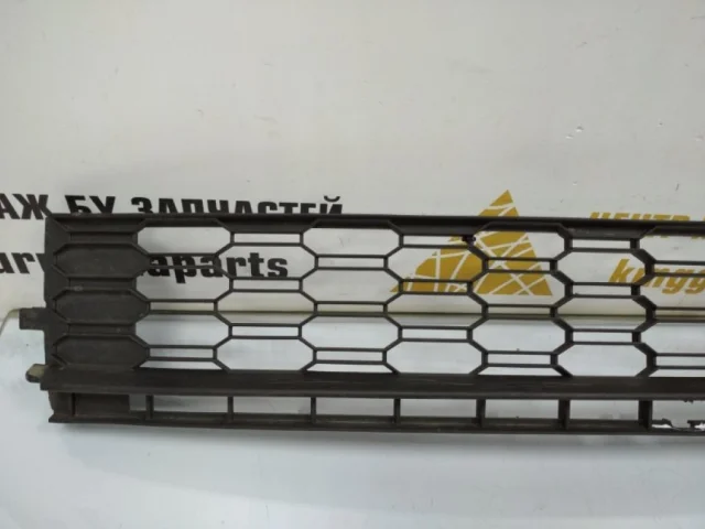 Решетка переднего бампера для Skoda Rapid I rest NH3 2017-2020 на фотографиях