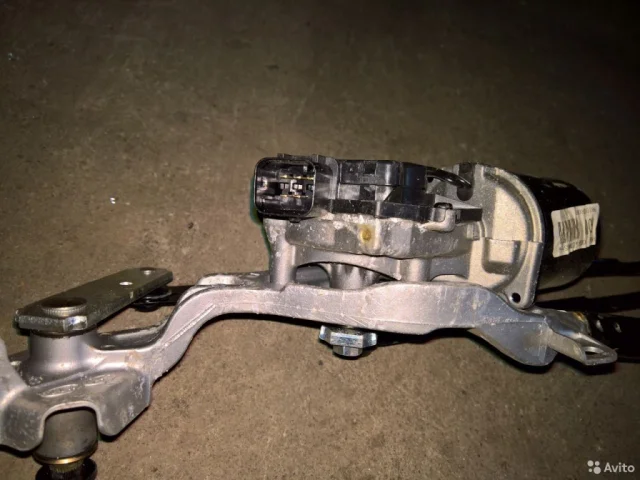 Мотор стеклоочистителя для Hyundai Solaris 1 RB (2011-2013) на фотографиях