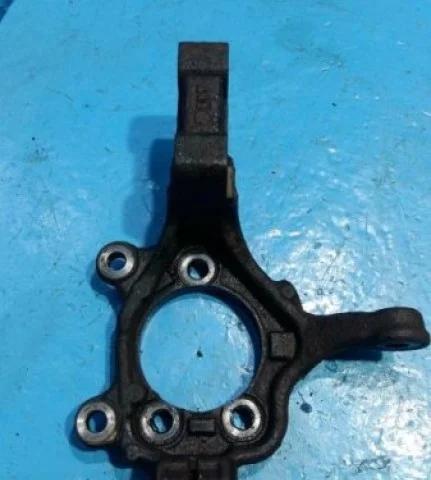 Кулак поворотный правый для Nissan Tiida SC11 Седан 2007-2014 на фотографиях