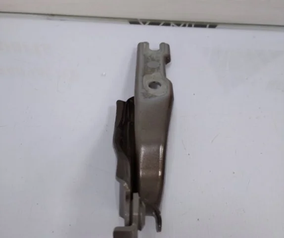 Петля капота левая для Skoda Rapid II 2020+ на фотографиях