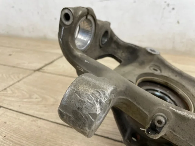 Кулак поворотный левый для Audi Q7 4M 2015+ на фотографиях