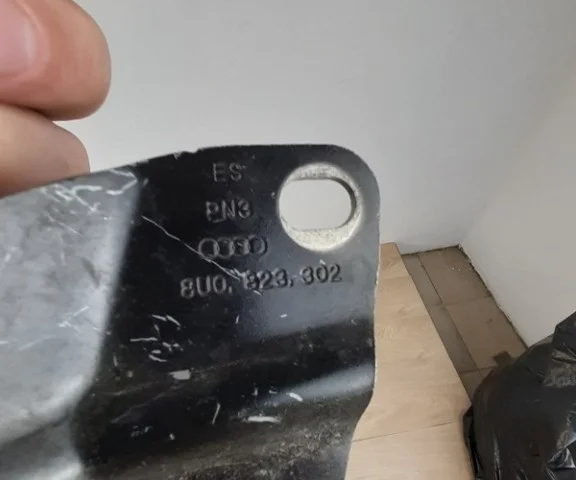 Петля капота правая для Audi Q3 8U 2011-2019 на фотографиях