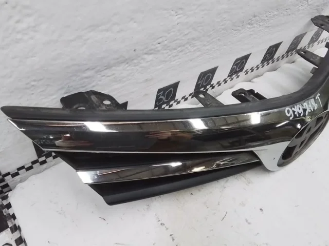 Решетка радиатора для Toyota Corolla E160/E180 Седан (RU) 2012-2016 на фотографиях