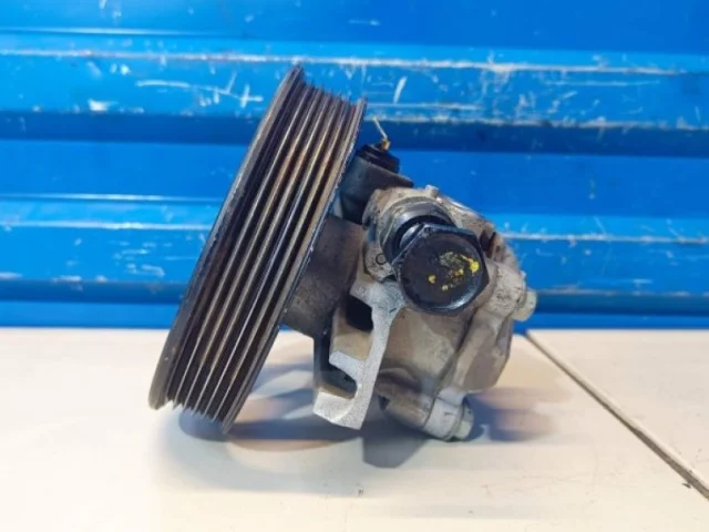 Насос ГУР для Hyundai Solaris 1 RB (2011-2013) на фотографиях