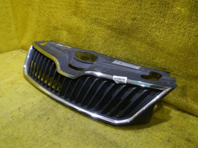 Решетка переднего бампера для Skoda Rapid I NH3 2012-2017 на фотографиях