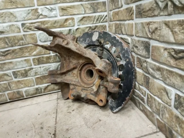 Кулак задний левый для Audi Q7 4L 2005-2015 на фотографиях