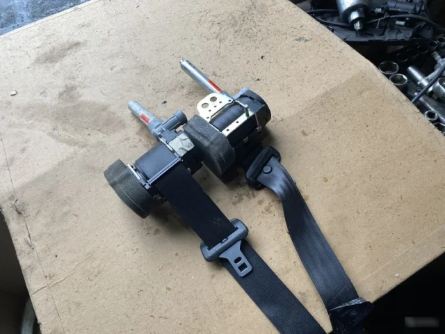 Ремень безопасности задний левый для Volvo C30 MK 2006-2013 на фотографиях