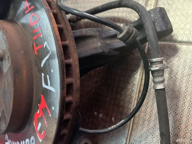 Кулак поворотный левый для Nissan Tiida SC11 Седан 2007-2014 на фотографиях