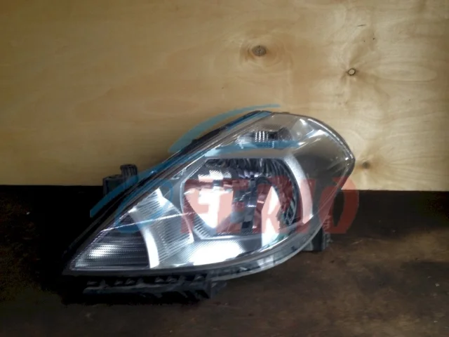 Фары для Nissan Tiida C11 Хэтчбек 2007-2014 на фотографиях