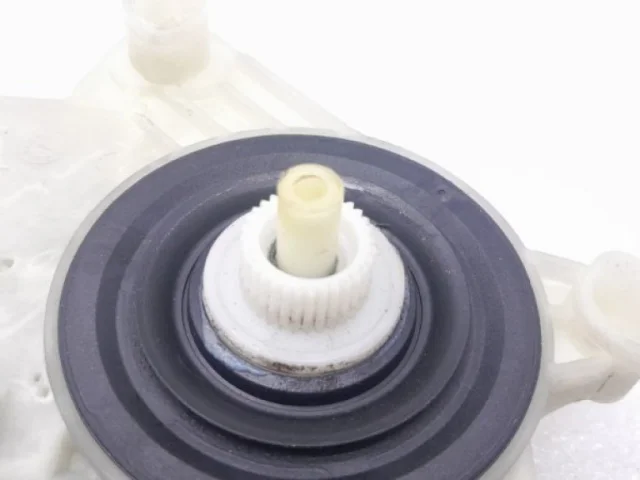 Мотор стеклоподъемника передний правый для Skoda Rapid I rest NH3 2017-2020 на фотографиях