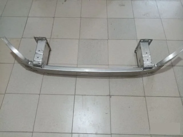 Усилитель бампера передний верхний для Audi Q7 4M 2015+ на фотографиях