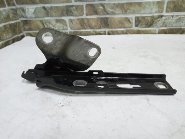 Петля капота левая для Audi Q3 8U 2011-2019 на фотографиях