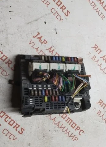 Блок предохранителей салона для Citroen C4 Хэтчбек 2004-2011 на фотографиях