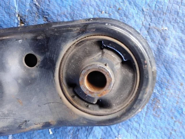 Качающийся рычаг правый для Toyota Corolla E140/E150 Седан 2006-2013 на фотографиях