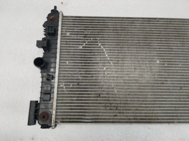 Радиатор охлаждения ДВС для Chevrolet Cruze 1 J300 2009-2015 на фотографиях