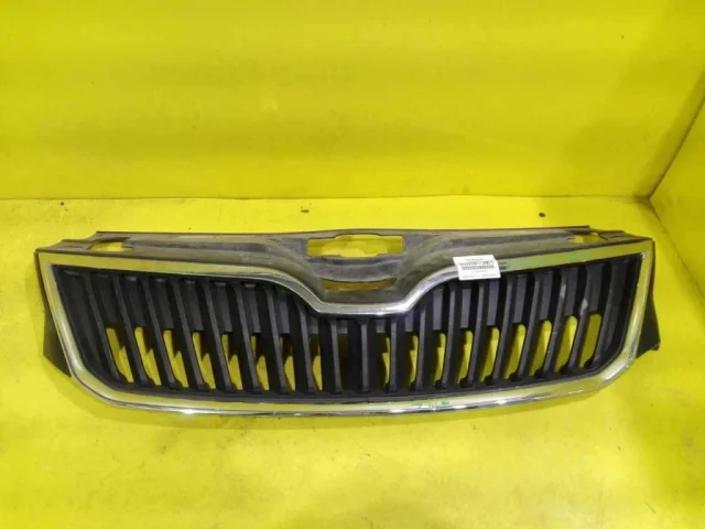 Решетка переднего бампера для Skoda Rapid I NH3 2012-2017 на фотографиях