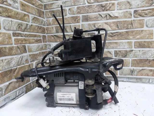 Компрессор пневмоподвески передний для Jeep Grand Cherokee 4 WK2 2010-2013 на фотографиях