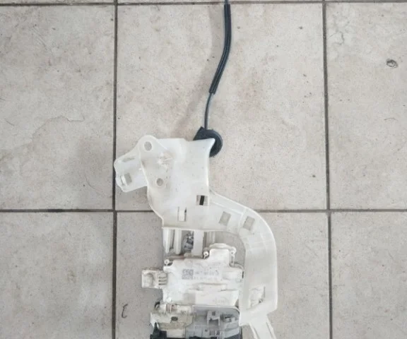 Замок задней левой двери для Audi Q5 8R 2008-2016 на фотографиях