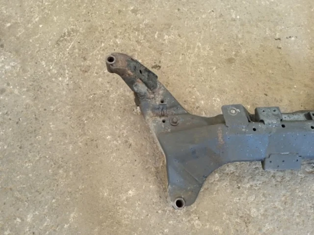 Подрамник двигателя для Nissan Almera Classic B10 2006-2012 на фотографиях