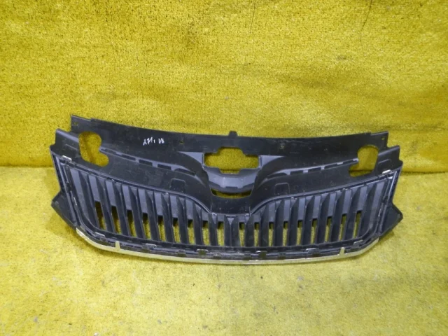 Решетка переднего бампера для Skoda Rapid I NH3 2012-2017 на фотографиях