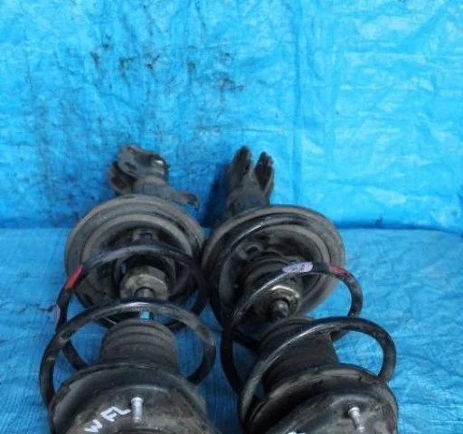 Амортизатор передний левый для Toyota Corolla E120/E130 Седан 2000-2007 на фотографиях