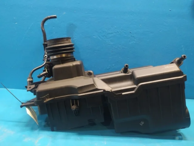 Корпус воздушного фильтра для Volvo C30 MK 2006-2013 на фотографиях