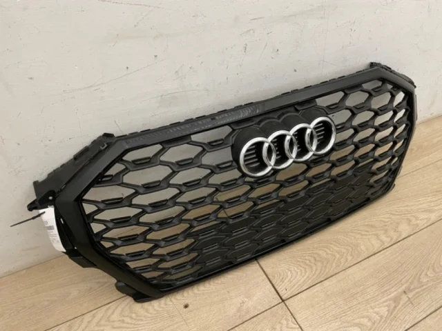 Решетка радиатора для Audi Q3 F3 2018+ на фотографиях