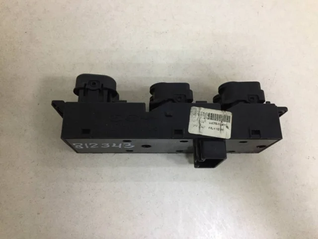 Блок управления стеклоподъемниками для Hyundai Solaris 1 рестайлинг 2014-2017 на фотографиях