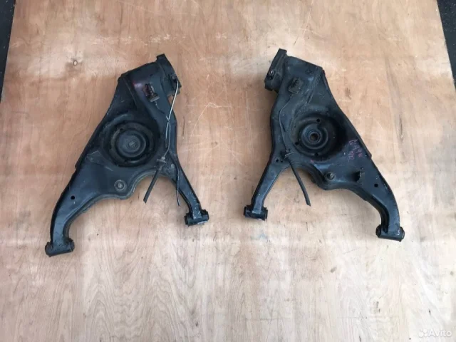 Рычаг задний левый нижний для Mitsubishi Grandis 2003-2011 на фотографиях