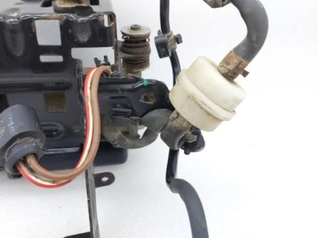 Компрессор пневмоподвески задний для Audi Q7 4M 2015+ на фотографиях