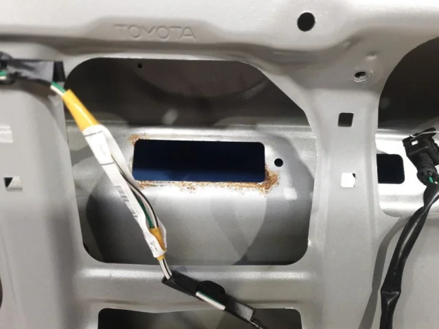 Крышка багажника для Toyota Corolla E120/E130 Хэтчбек 2001-2007 на фотографиях