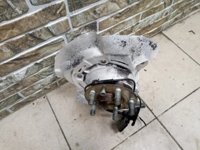 Кулак поворотный левый для Land Rover Range Rover Evoque L538 2011-2015 на фотографиях