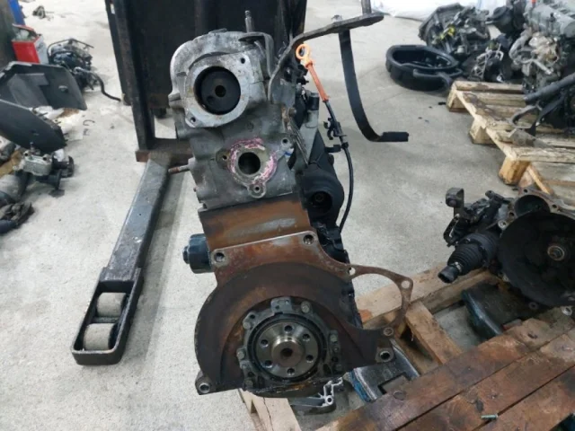 Двигатель без навесного для Volkswagen Polo III (6N1) 1994-1999 на фотографиях