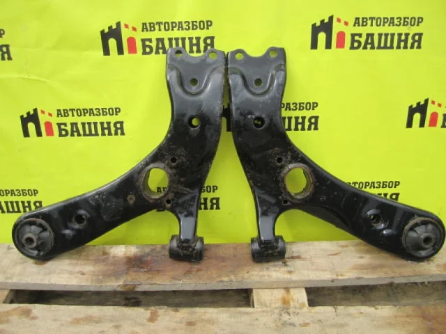 Качающийся рычаг правый для Toyota Corolla E140/E150 Седан 2006-2013 на фотографиях